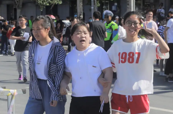 高考当天为啥不能穿校服？过来人说出答案，防止作弊只是一方面