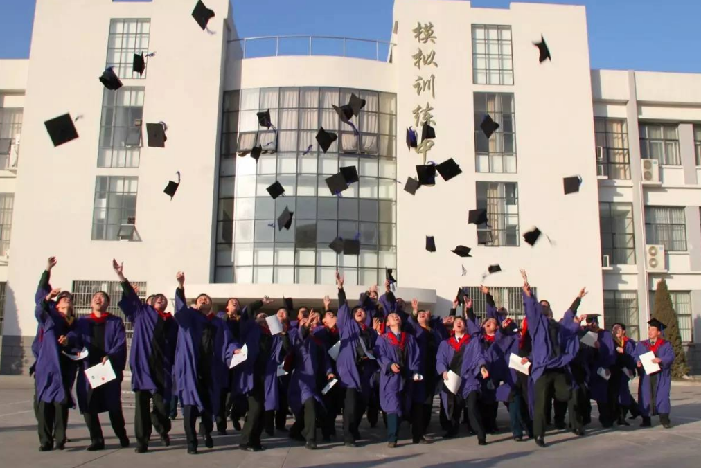 中等学生迎来福利，分数线不高的两所军校，毕业后就能拥有铁饭碗