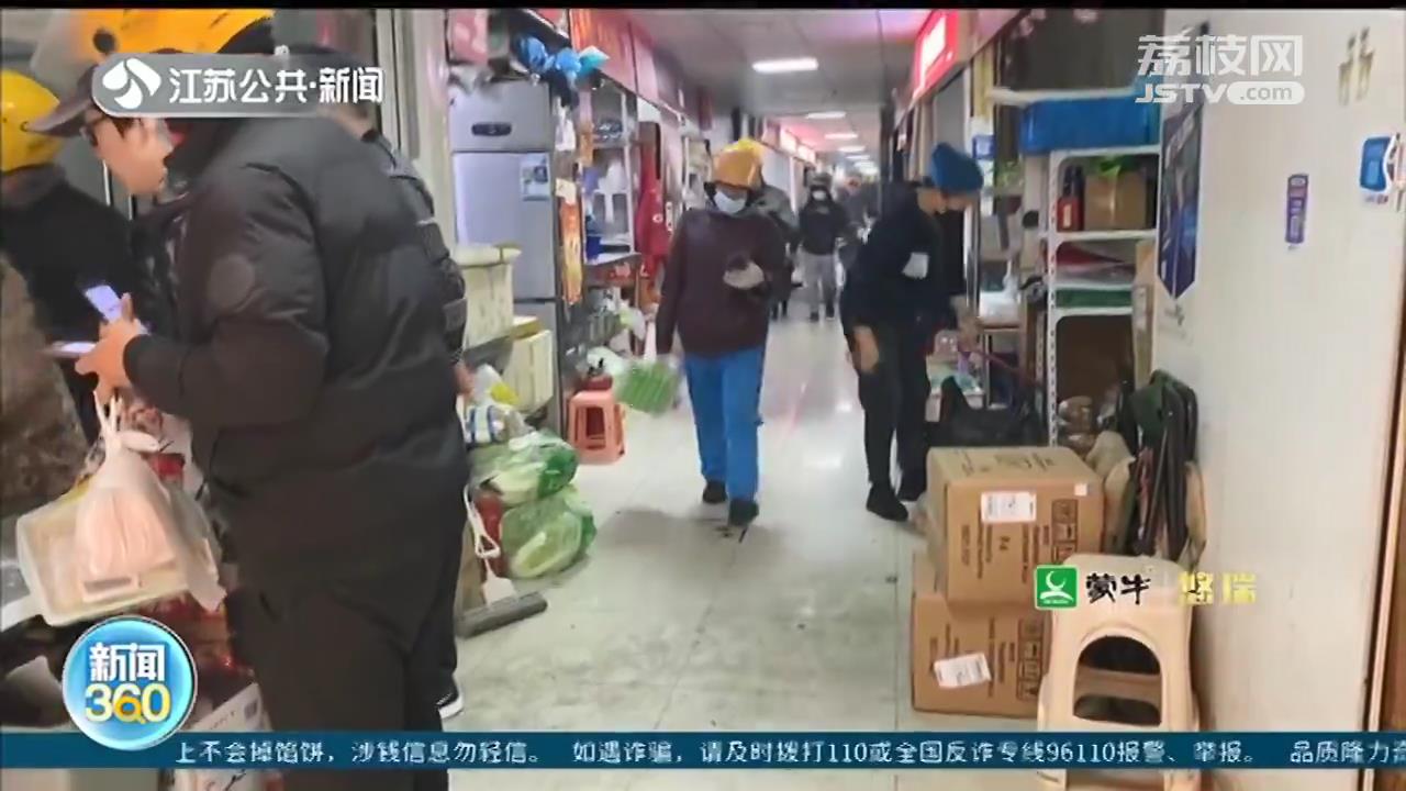 专门外卖的美食荟，环境有多脏乱差？员工赤膊上阵、后厨墙壁发霉