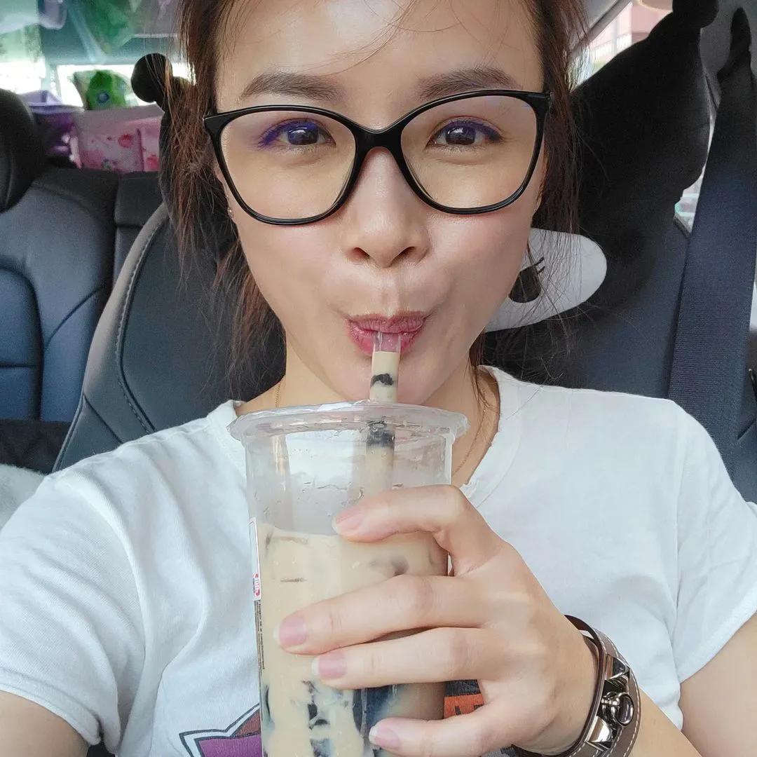 陈豪夫妇约会过二人世界超甜，陈茵媺打扮减龄显嫩少女感十足