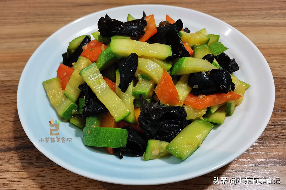 女人们：皮肤干燥，别只会敷面膜，常吃8种食物，水润嫩白美美哒