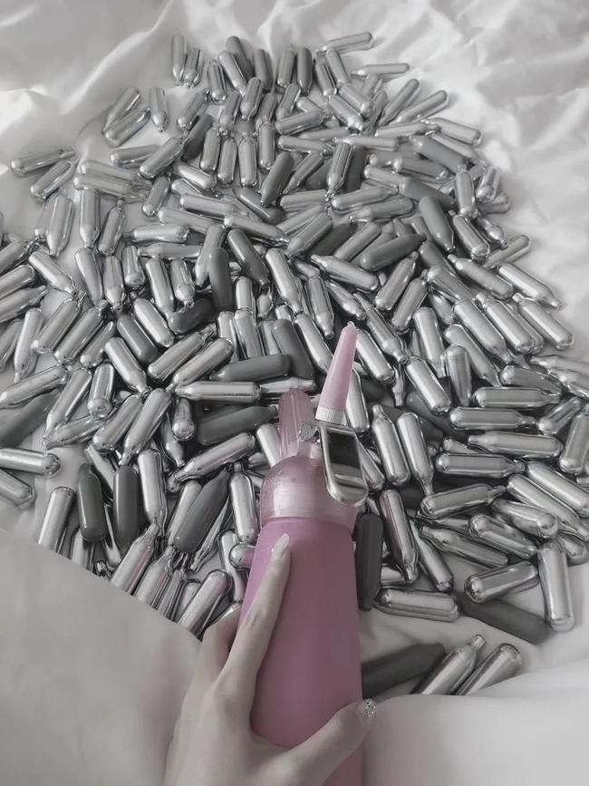 安徽两未成年少女吸食“笑气”被抓！女孩“笑气”成瘾任人摆布