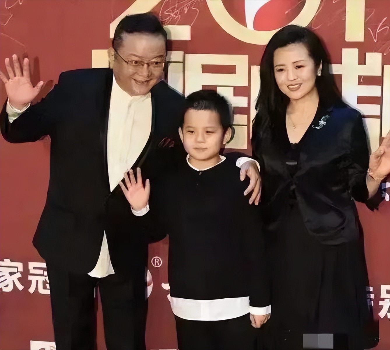 王刚带三婚娇妻出席活动！他73岁穿西装好有精神头，娇妻好富态