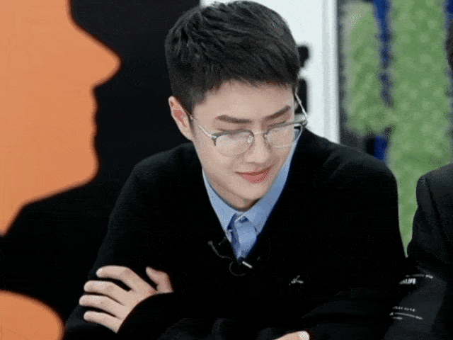 同样是“眼镜造型”，把肖战王一博和吴启华放一起，差距就出来了