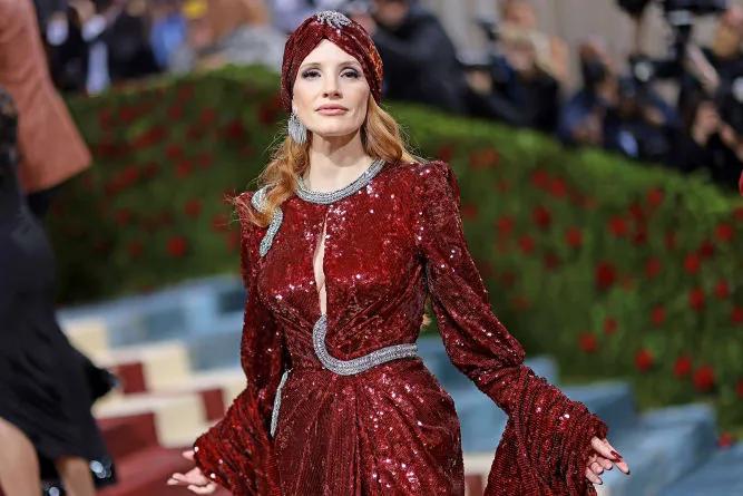 2022年欧美电视剧演员吉吉哈迪德在红毯上全红色范思哲服装最耀眼