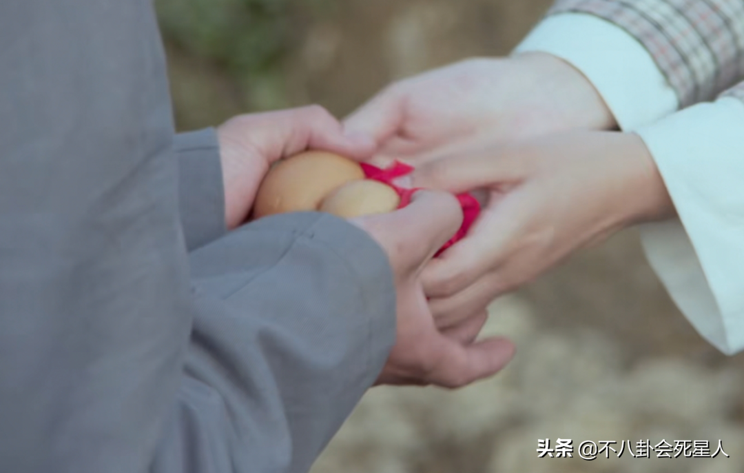 抗日剧变矫情？涂发胶抹口红，白面烧饼还嫌弃，对得起以前战士吗