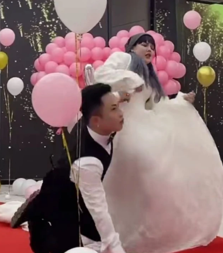 小猪兜儿将办婚礼，殷世航套璐璐都参加，前任变仇人相见不尴尬？