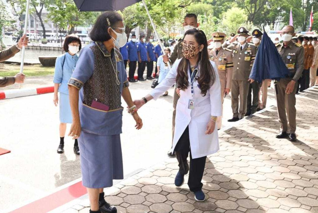 65岁的朱拉蓬公主，穿白大褂配卷发型状态好，同框诗琳通给树浇水