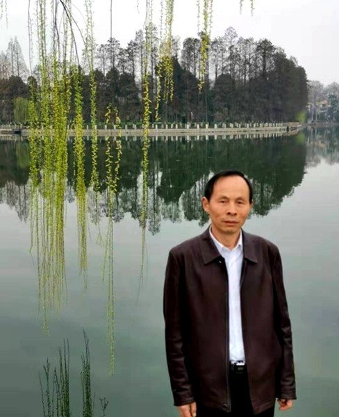 行吟江畔，赏青青江边草，忽然诗兴大发｜余后臣