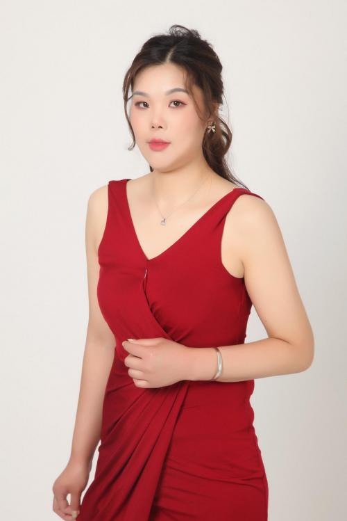 模特丹妮：签约经纪公司，演艺新方向