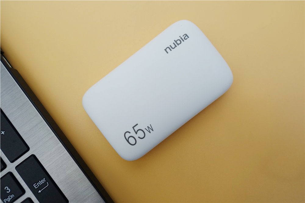 双口超薄氮化镓，轻薄担当！努比亚大白65W超薄氮化镓充电器体验