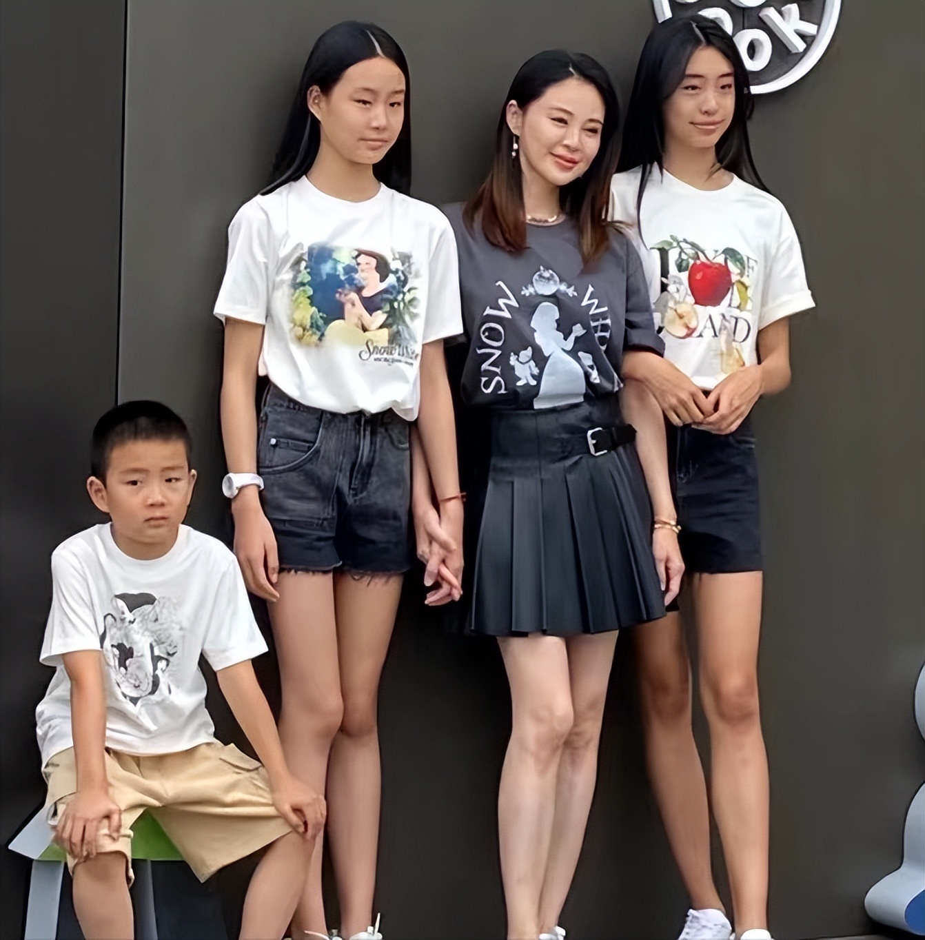 董洁、董璇、关悦跟谭卓带娃现身活动，离开滤镜的容貌太真实了