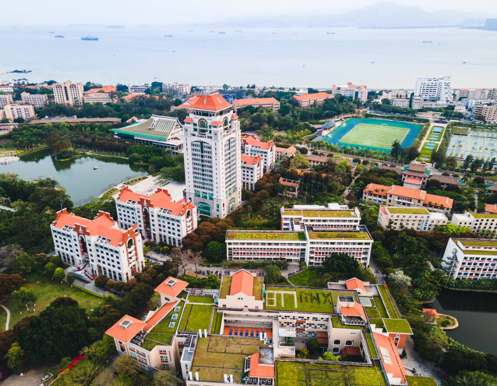 国内几所占地面积广阔的大学，上课要乘坐公交，骑自行车容易迟到