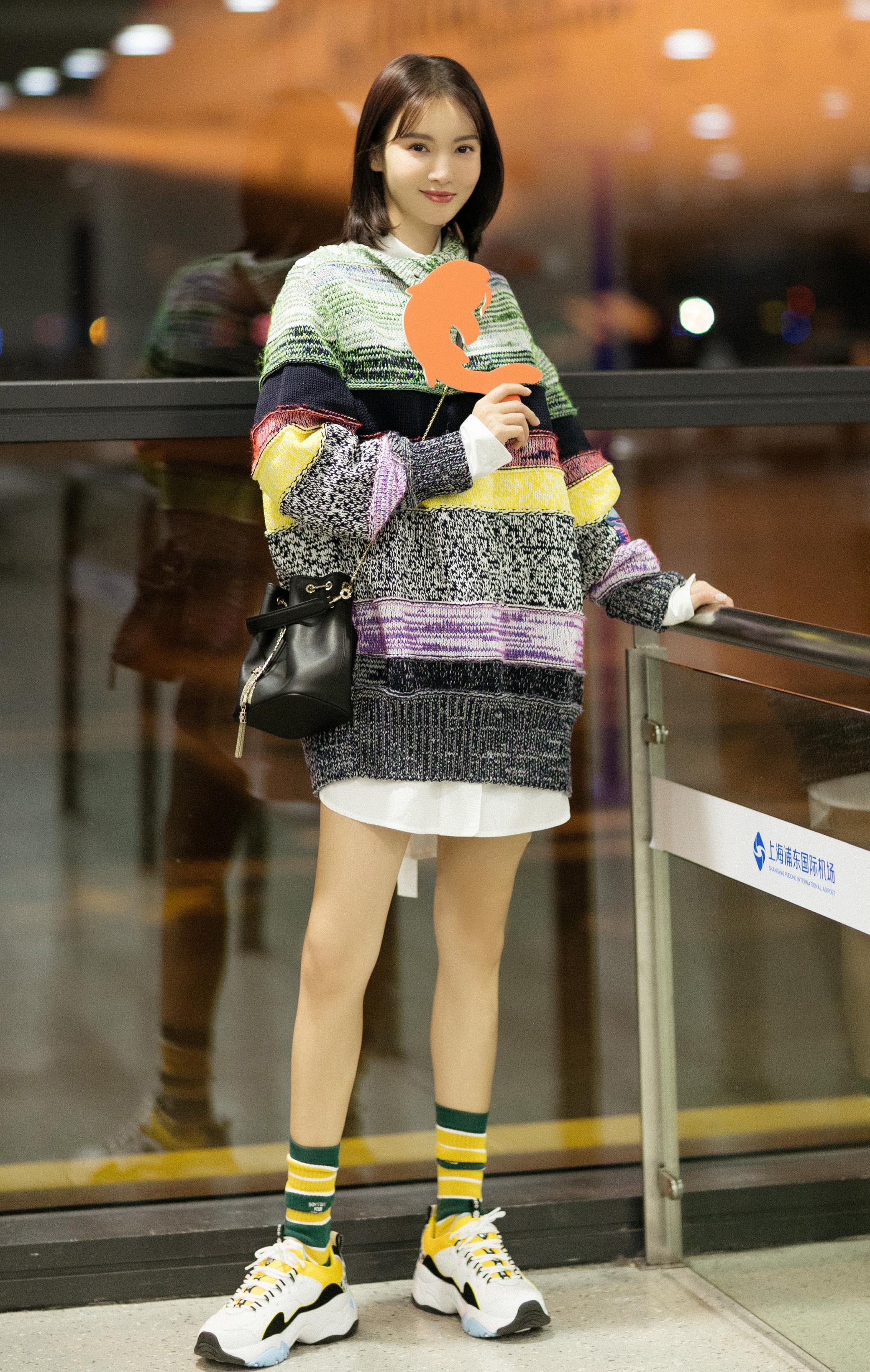 金晨，宽大毛衣搭配短裤玩“下衣失踪”