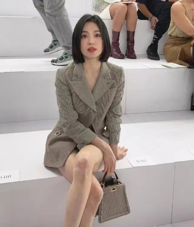 41岁宋慧乔真给韩国人长脸！穿露脐西装高调看秀，大方展现东方美