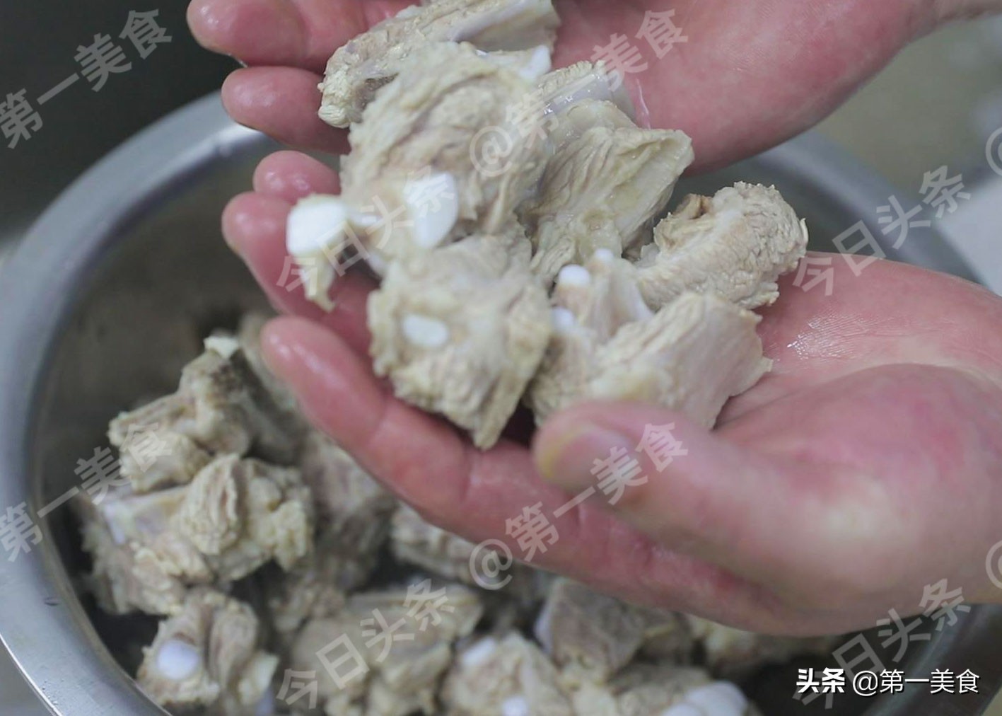炖排骨熬猪肉，是凉水下锅还是热水下锅？明白原理，汤鲜肉嫩