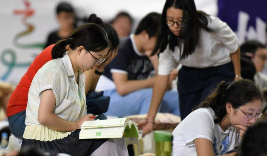 河南二胎宝妈去考研，家人拉横幅“催三胎”，妥妥的人生赢家