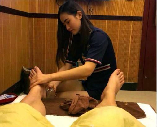 洗浴中心推油男子在洗浴中心享受豪华按摩后