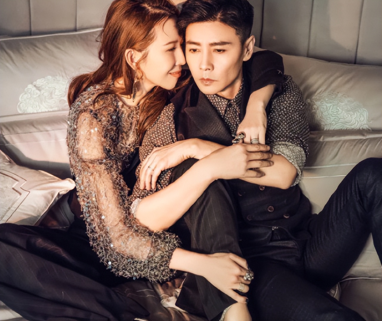 蔡少芬顺利返港，时隔半年与陈法蓉合体，头贴头喝奶茶姐妹情深