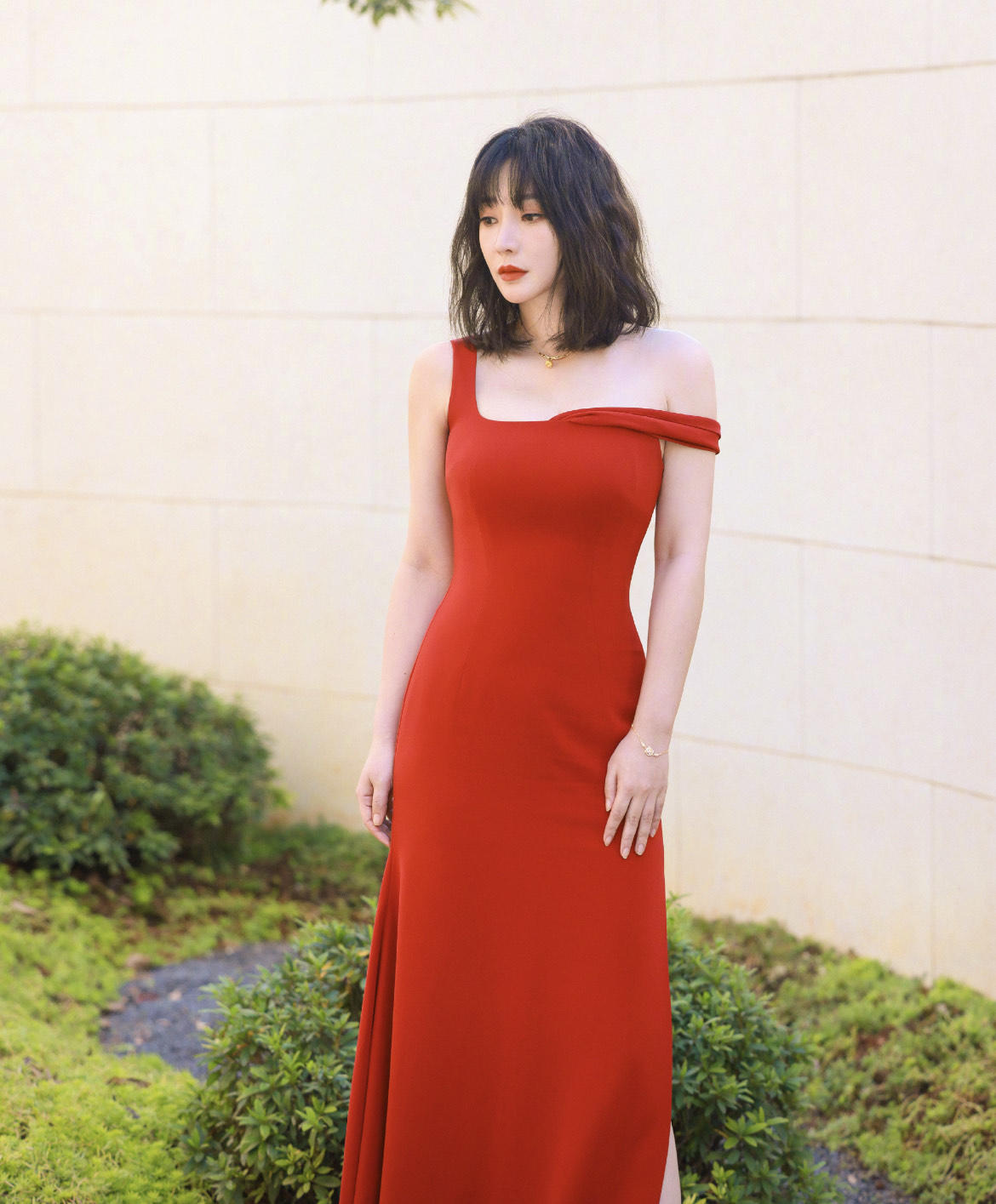 “柳岩”终于换风格，穿卫衣配牛仔裤走机场，超减龄像个大学生