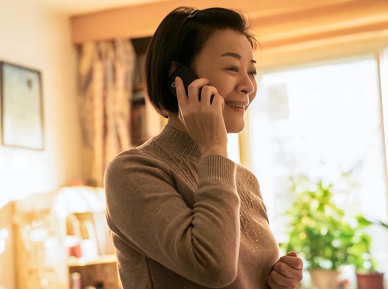 恭喜！知名女星两度抗癌成功宣布复出，满头灰白发出镜略显沧桑