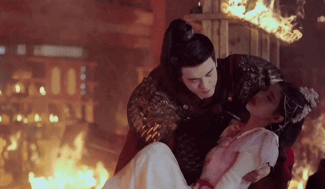 难怪电视只拍上半身，垫箱子，加道具都不够！“秘密”被揭发