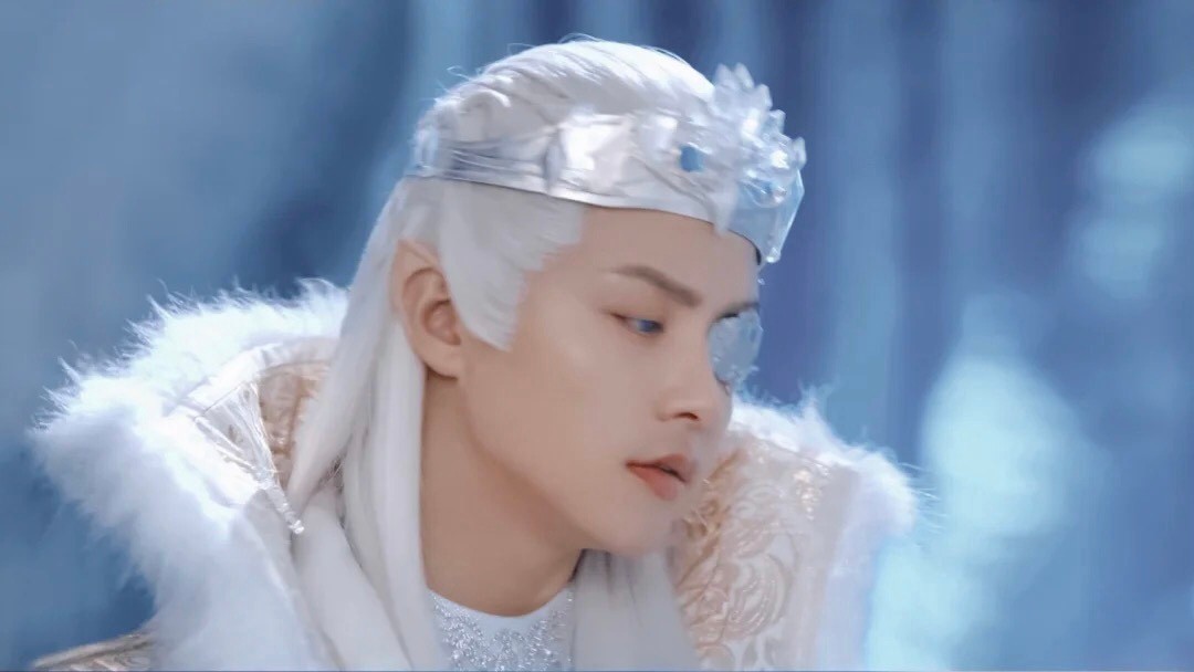 同样是演“白发美男”，有人一眼万年，有人像顶了一头枯草