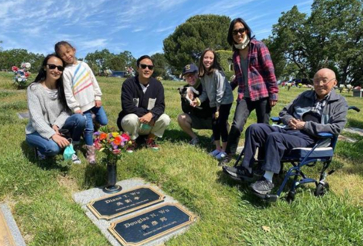 吴彦祖全家参加街头巡游！胸口戴朵大红花，8岁混血女儿五官立体