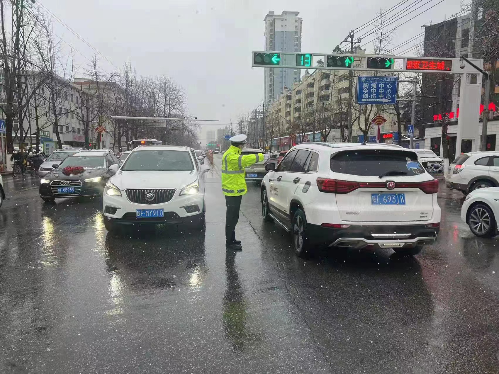 以雪为令 2022首场大雪，汉中交警一大队全力应战冰雪恶劣天气