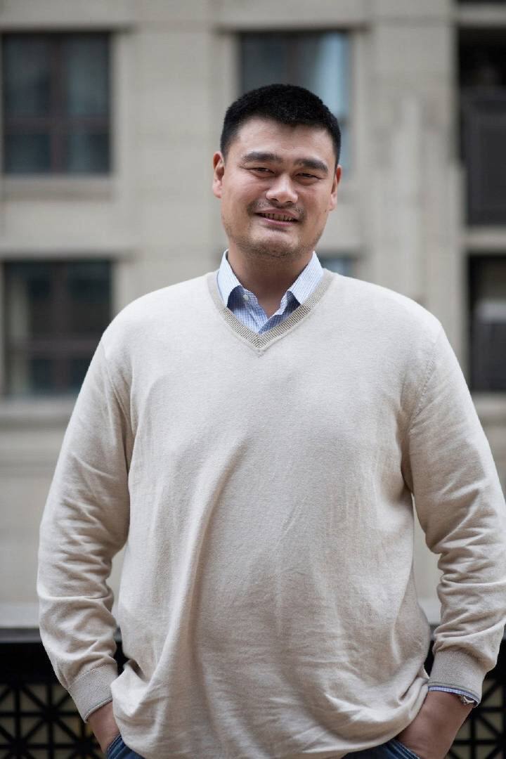 姚明最新消息(曝姚明体重超400斤,膝盖受伤站立不稳,妻子透露其健康