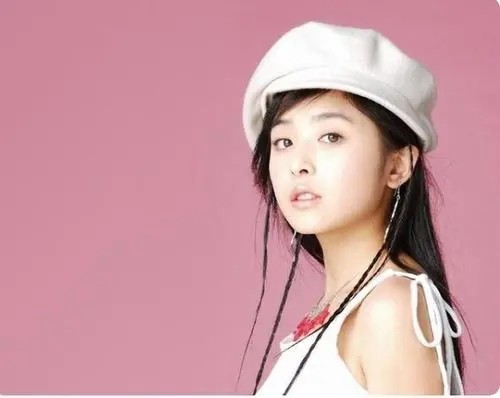 在内地选秀尚不成熟的机制下,张含韵得以以15岁的年龄报名参选