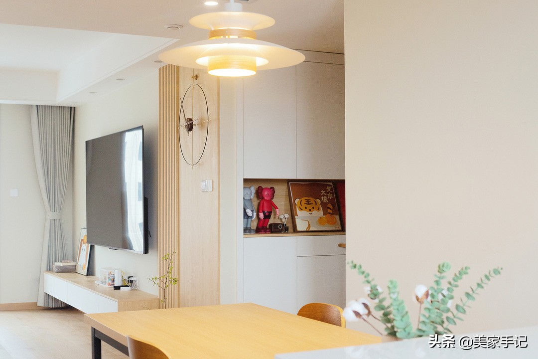 再买房，我一定沙发不靠墙，学她家定制一组柜子，美观实用又大气