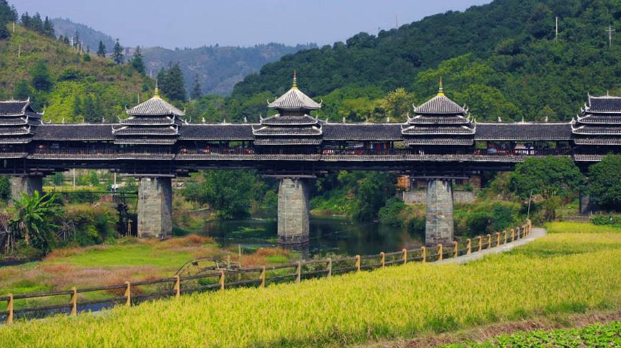 距县城古宜镇19公里,是三江县目前最大的旅游景区,也是广西著名的侗