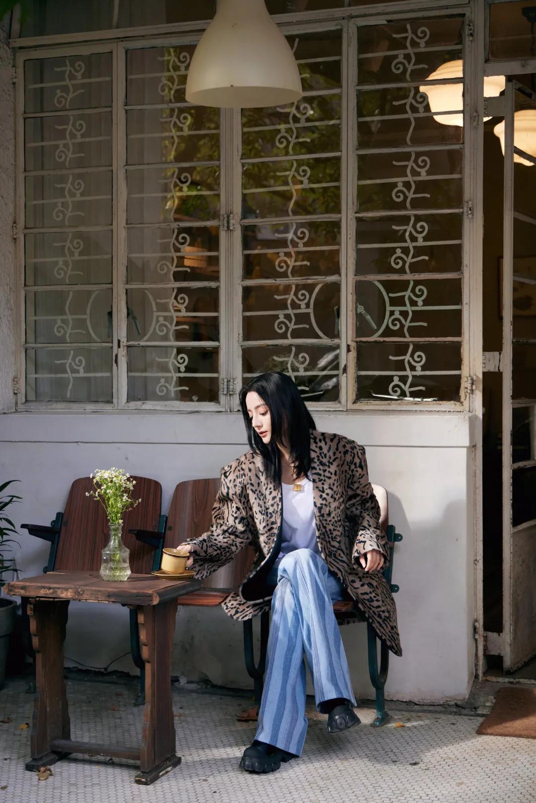 三大顶流的豹纹battle，迪丽热巴休闲惬意，赵丽颖杨幂一言难尽