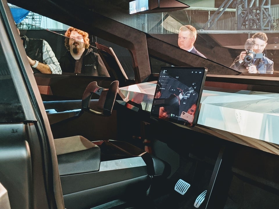 特斯拉Cybertruck量产版曝光 增加后视镜，轮圈像Model 3，回本利器