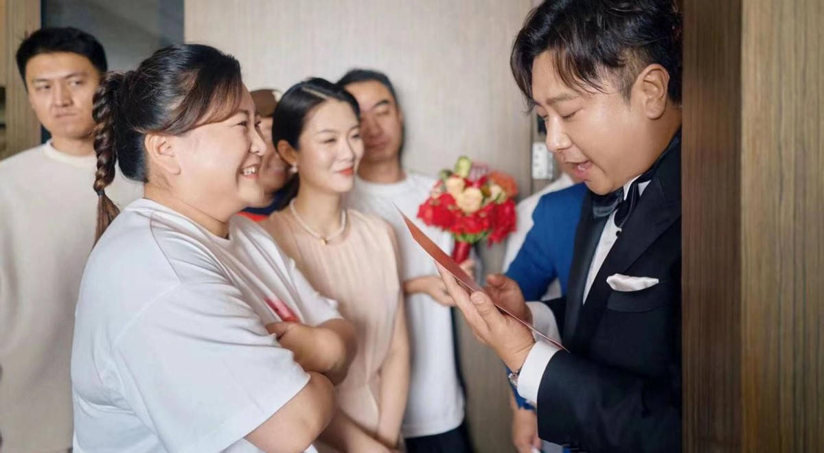 贾玲高调出席婚礼！上台发言哭得比新娘狠，穿短袖胖嘟嘟满脸福气