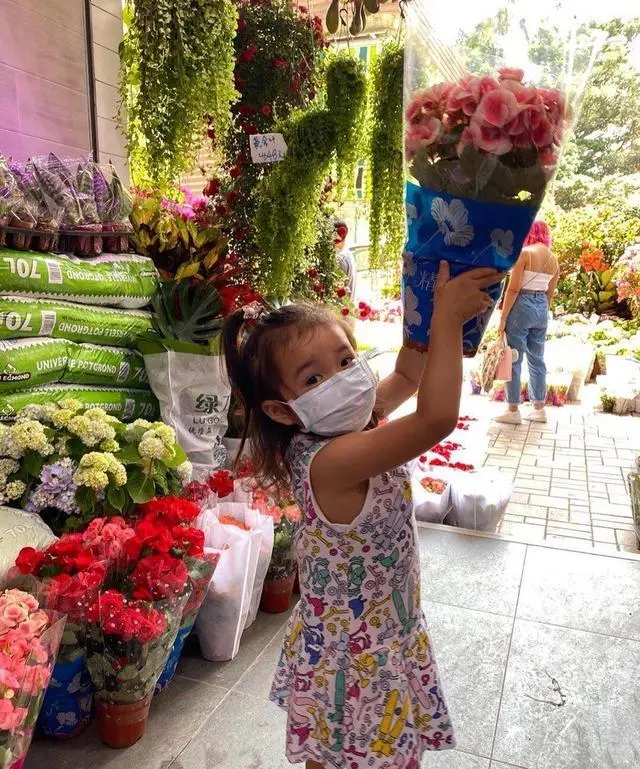 霍启刚父亲节享福了！三个孩子联手为他做美食，长女穿碎花裙好萌