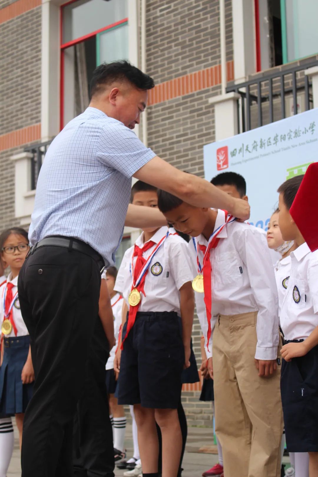 天府新区华阳实验小学在升旗仪式上隆重举行足球运动会颁奖典礼