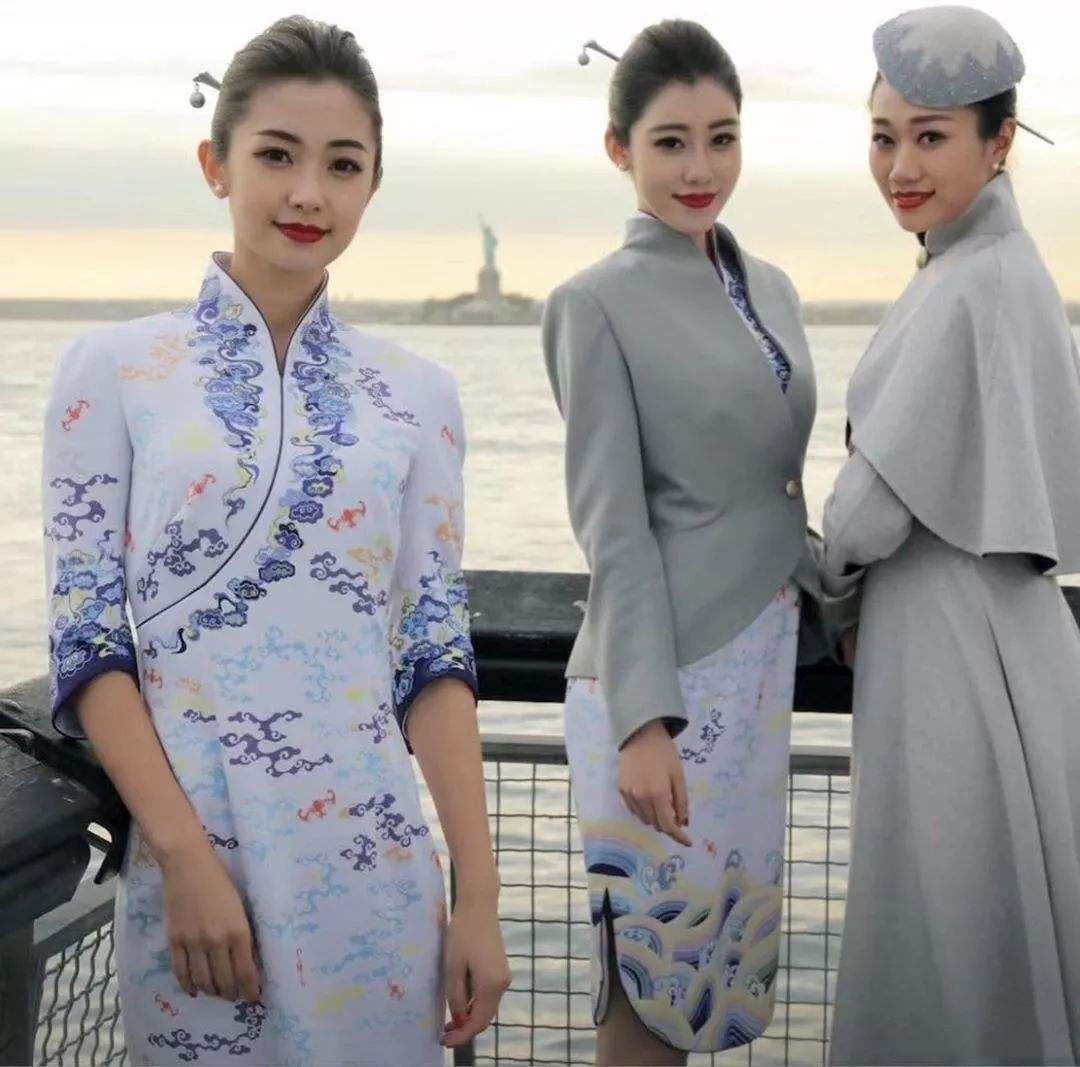 小编看到,许多网友都表示非常喜欢海南航空的制服~旗袍样式的设计,外