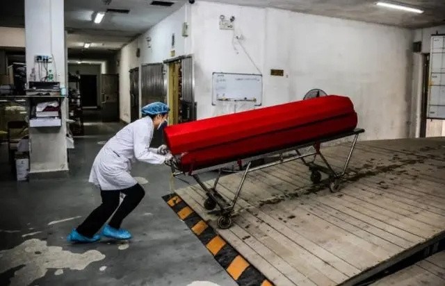 火葬场搬尸工：即使搬运高层住户，也要走楼梯，全程不敢停歇