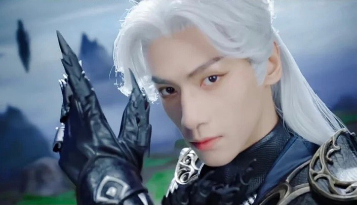 同样是演“白发美男”，有人一眼万年，有人像顶了一头枯草