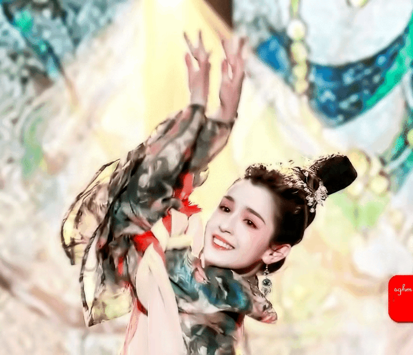 古装VS现代堪称“换头”！多演点古装戏吧，我能磕一辈子