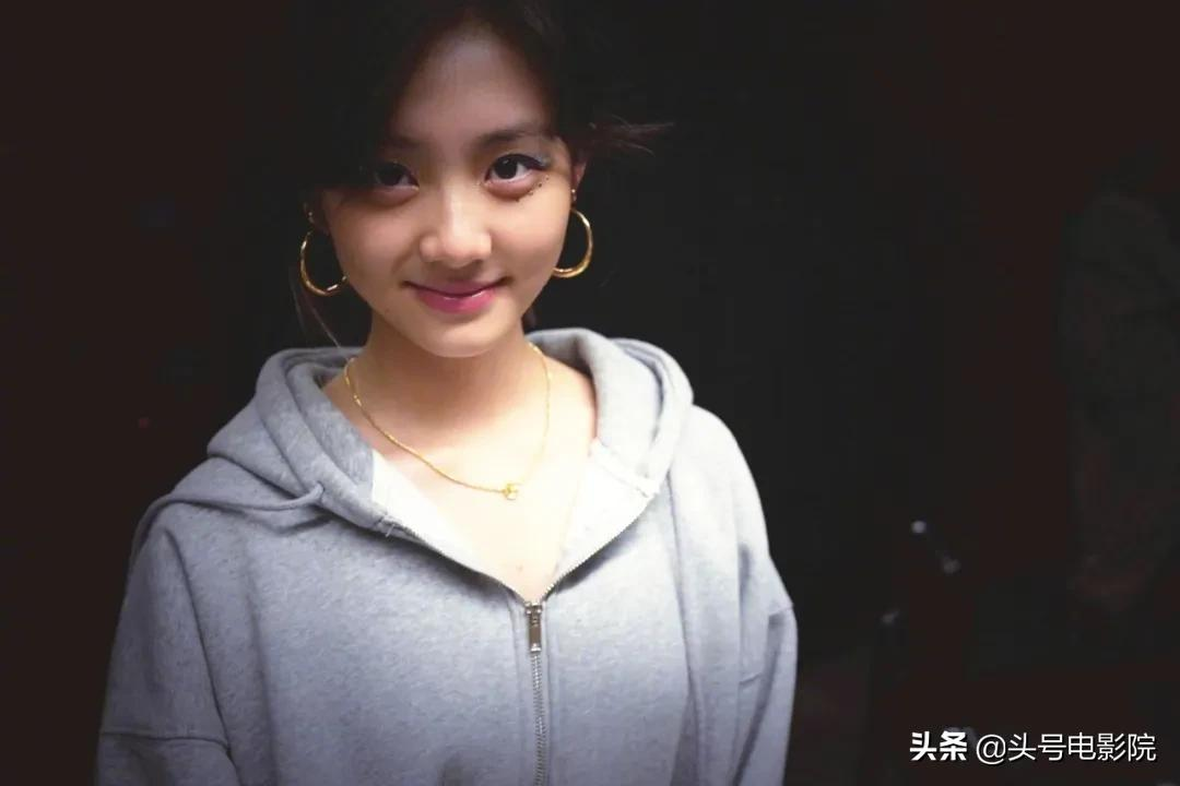 黄多多16岁戴金链涂眼影,爸爸萌娃早熟!曹格女儿11岁露肩画眼线