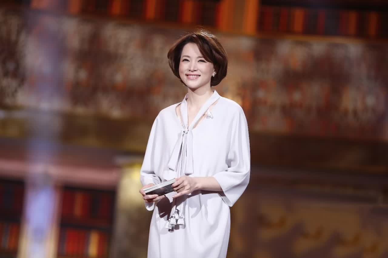 抖音上董卿说的五句话人间清醒董卿的五个金句告诉我们人活着就为了做