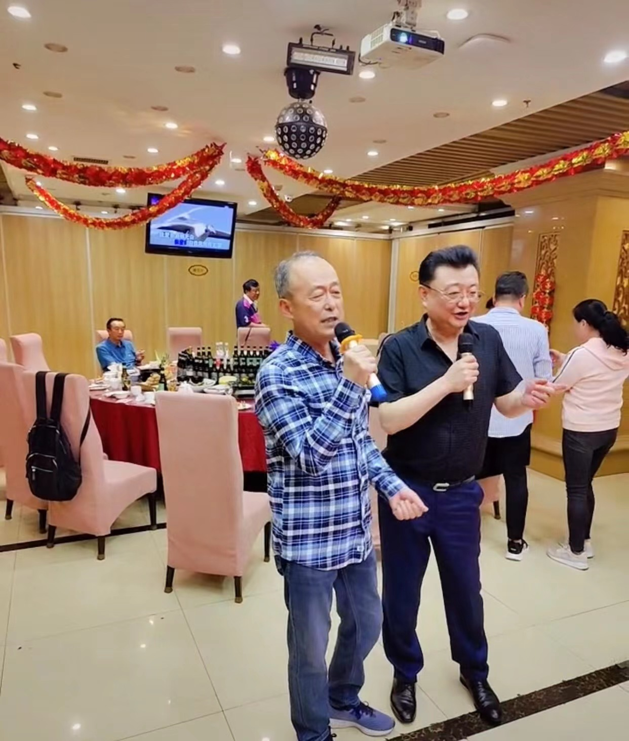 央视主播王宁现身聚会，满头黑发肚腩突出，40多瓶10元啤酒摆满桌