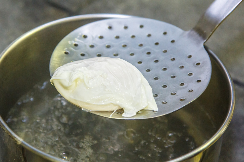 煮荷包蛋，水开直接下锅是大错，掌握2个步骤，圆润完整无飞沫