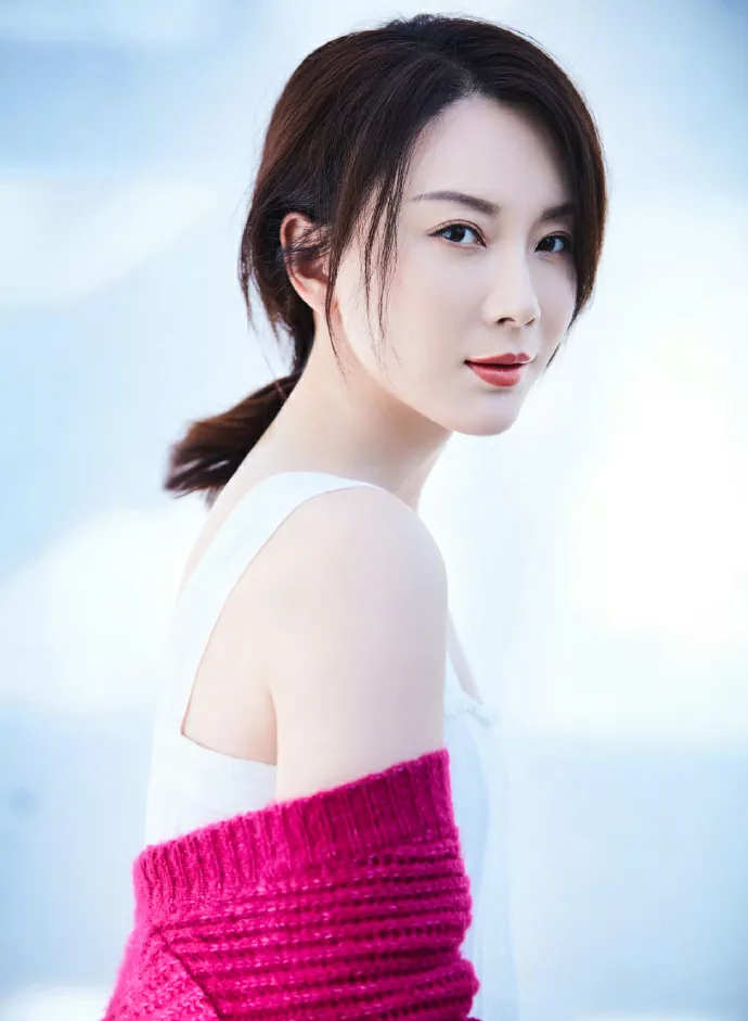 44位明星驾驭的红色服饰典雅大方，由内而外散发出自然的美感