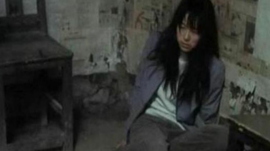 女大学生被卖山村老汉，关猪圈17年，亲爹找来为啥却给老汉一沓钱