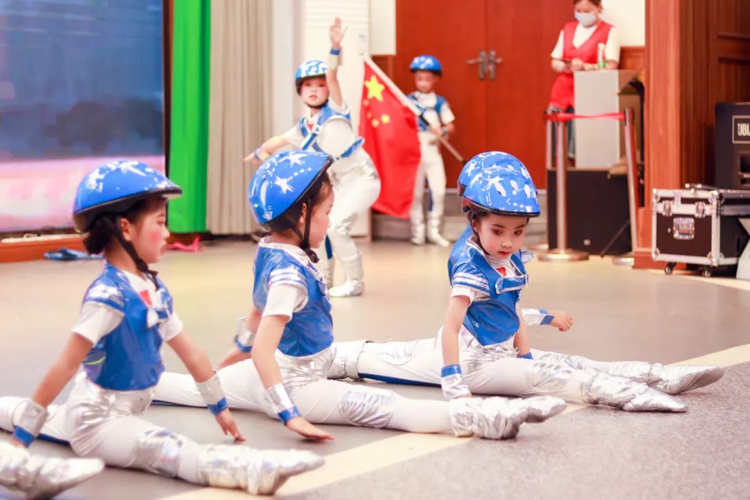 天府新区华阳实验小学举行“童星耀五月·艺术绽花开”群舞比赛