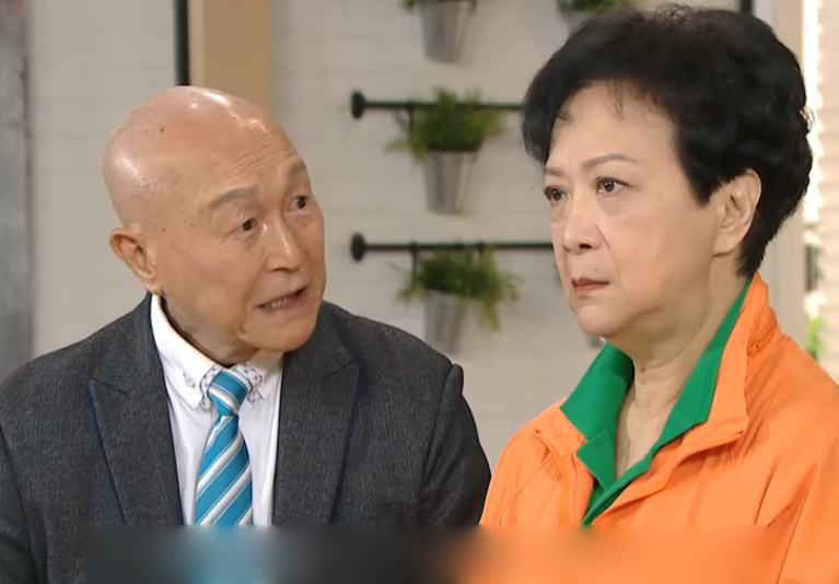 TVB老戏骨李海生推轮椅陪妻子买菜，结婚50年仍恩爱，低头聆听太体贴